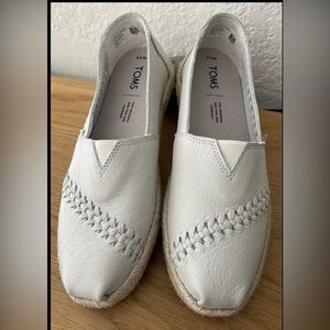 TOMS classic leather/ rope espadrilles shoes. Size: 6.5W. Color: off white. NWOT